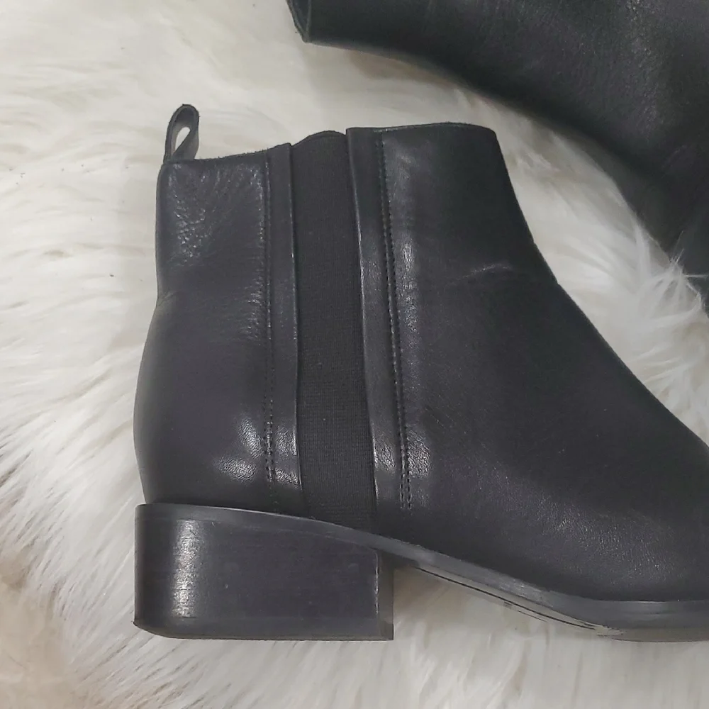 Chic Marc Fisher Black Leather Ankle Booties
